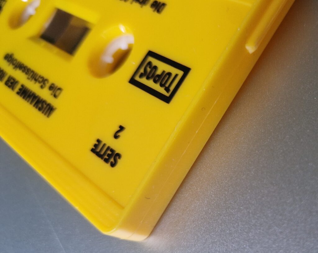 Foto einer gelben Hörspielkassette im Retro-Stil
